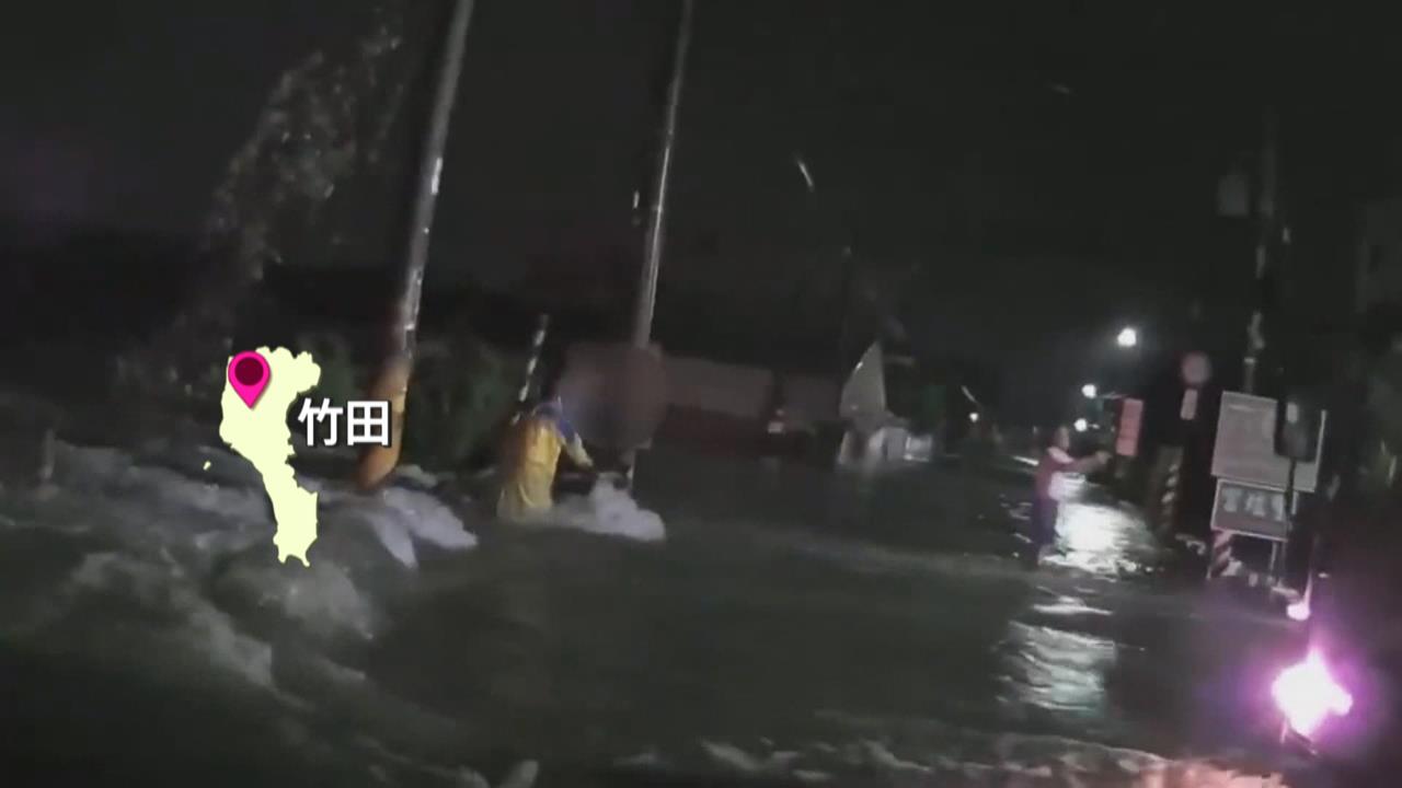 屏東連日強降雨又逢大潮！　老翁騎車誤闖積水路段險遭沖走