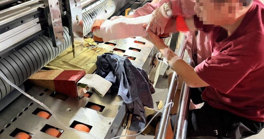 台南驚傳工安意外！男員工右手「遭切紙機夾扁」　撐1.5小時脫困送醫