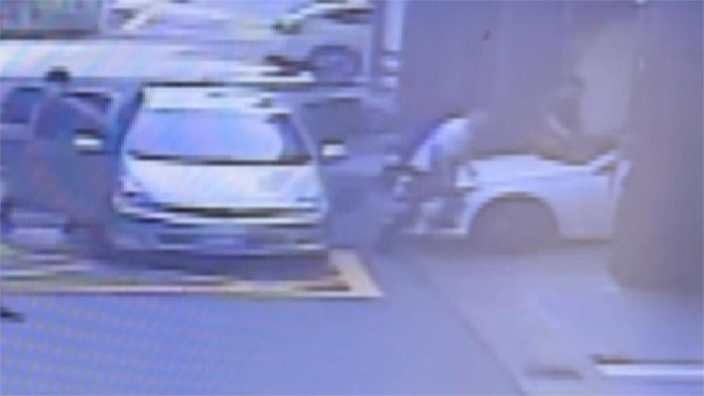 民宅變身網路賭博機房！　警方偵防車堵門口　一舉搗破逮3名「九年級」犯嫌