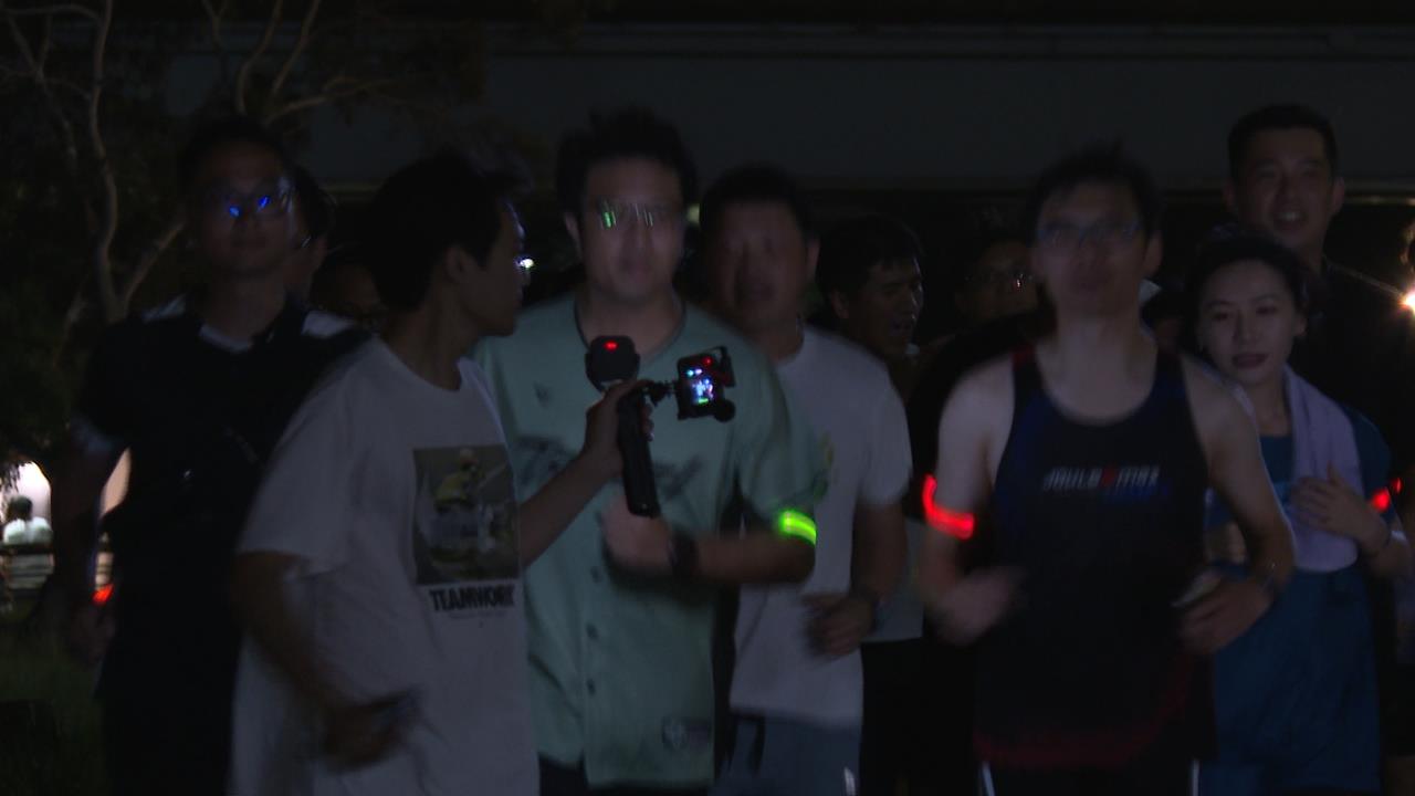 喘吁吁！沈伯洋首次加入夜跑團　3公里挑戰6分速完賽