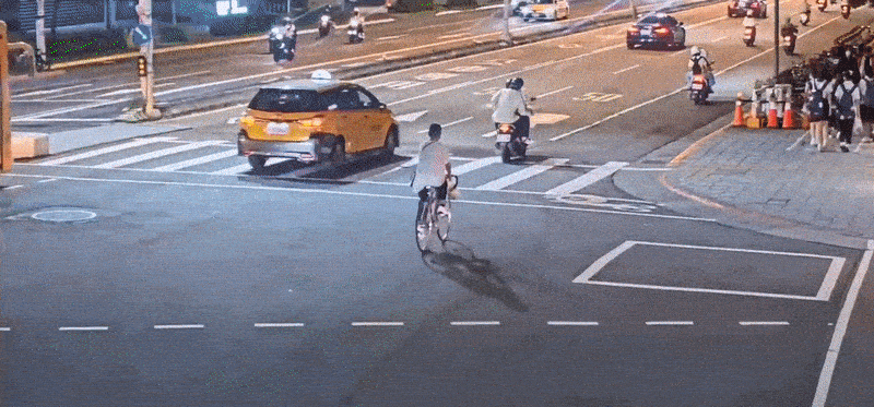 快新聞／北市公車也肇事！衝撞行人庇護島　車頭破大洞2人傷