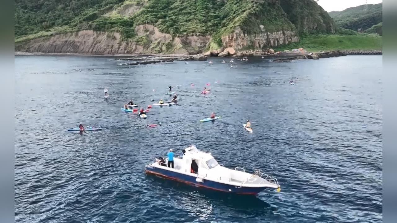 挑戰泳渡基隆嶼!14泳客基隆望海巷出發 游7公里