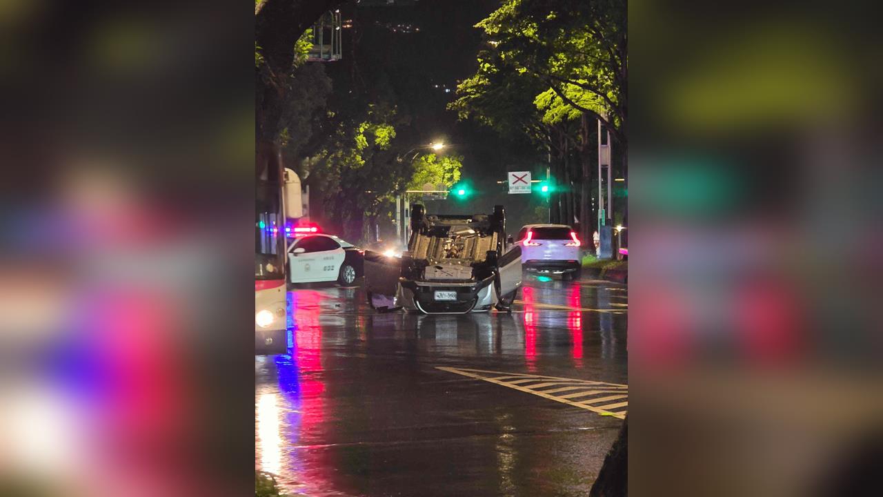 快新聞／四輪朝天！士林轎車翻路中　7旬駕駛、乘客傷勢曝光