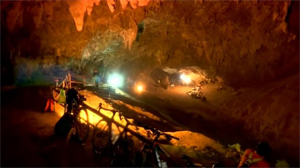泰足球隊探險受困洞穴 兩棲蛙人搜救
