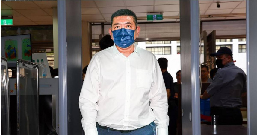 NONO涉性侵6女共7罪！一審判2年半　二審今日開庭「他再穿白襯衫沉默進場」