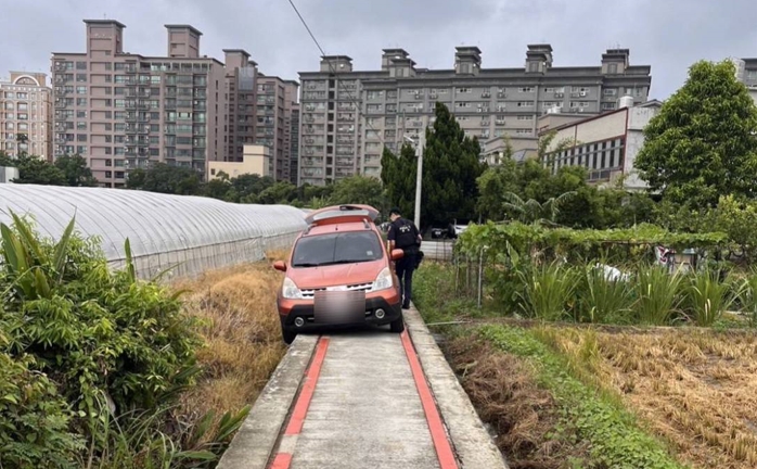 跟著導航走駛進田裡　蘆竹警救援助女駕駛脫困