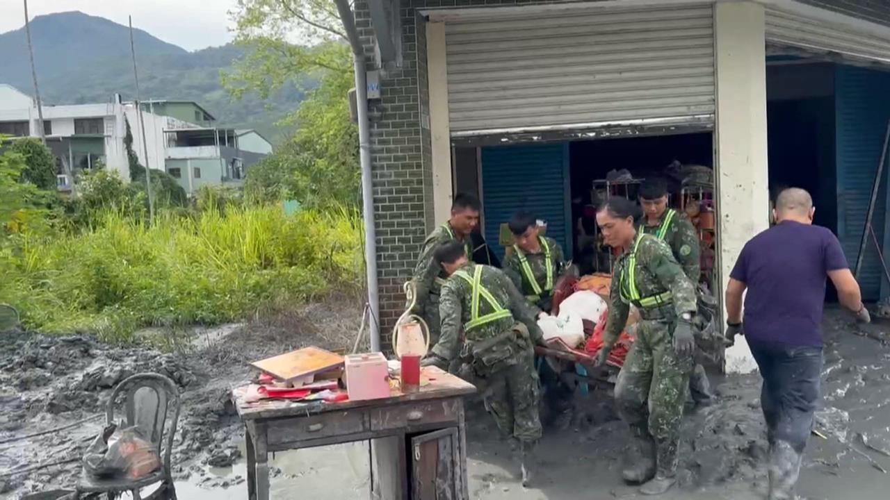 賴總統授權國軍進民宅清運　官兵救災「兩班制24小時不停歇」
