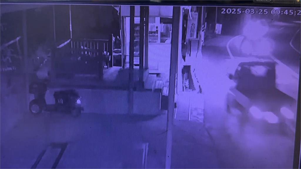 南投男開小貨車自撞電桿　上半身撞破擋風玻璃慘死