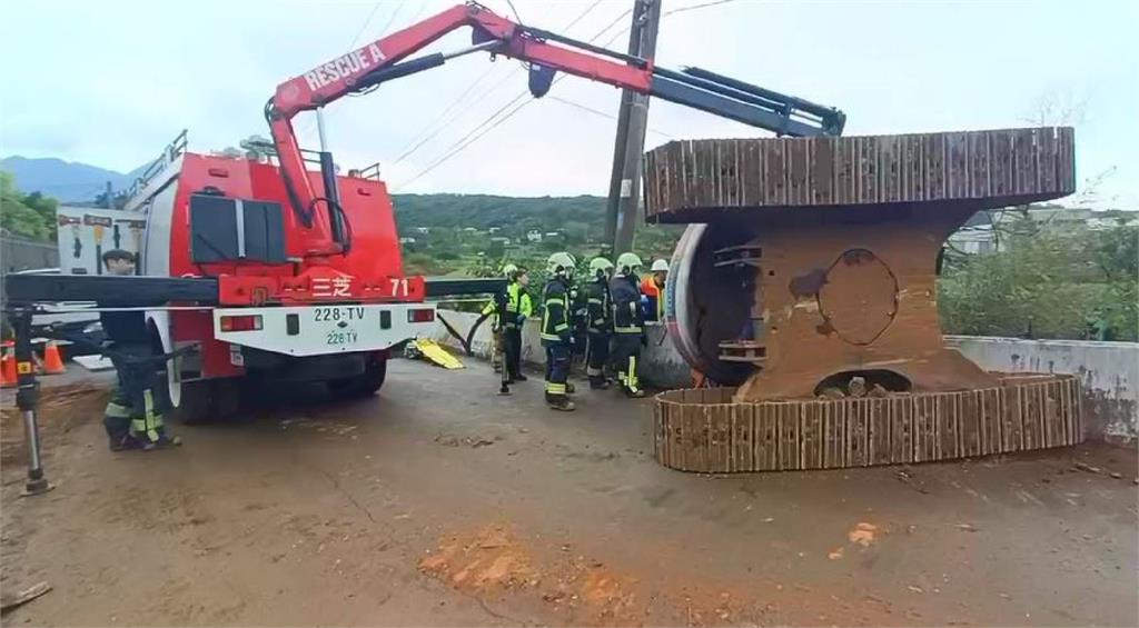 快新聞／淡水山區怪手施工側翻！34歲駕駛受困　警消緊急救援中