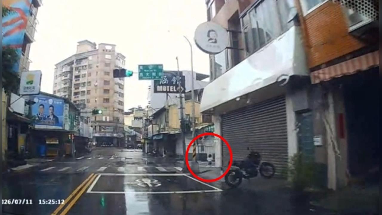 女童颱風天趴趴走！　暖警抱離路口助尋父