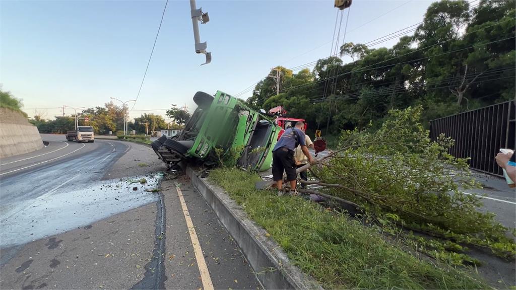 台1線苗栗西湖段曳引車自撞翻車　駕駛疑恍神釀禍