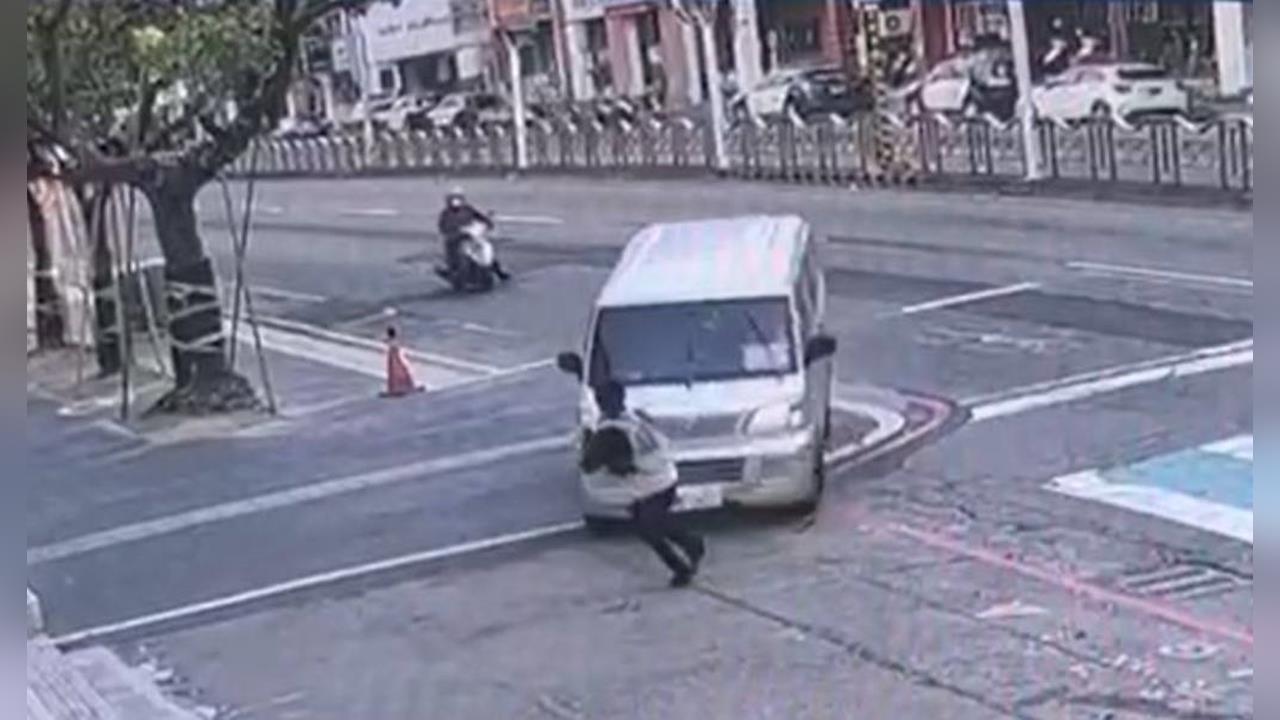 快新聞／清晨酒駕直衝校門口！台中科大職員遭撞飛　監控畫面曝光
