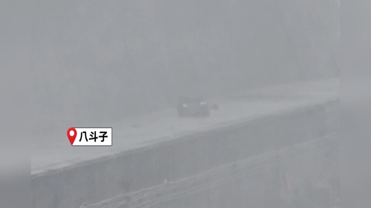 基隆傳災情! 油駁船進水"船頭沉沒" 車遭駭浪打到變形