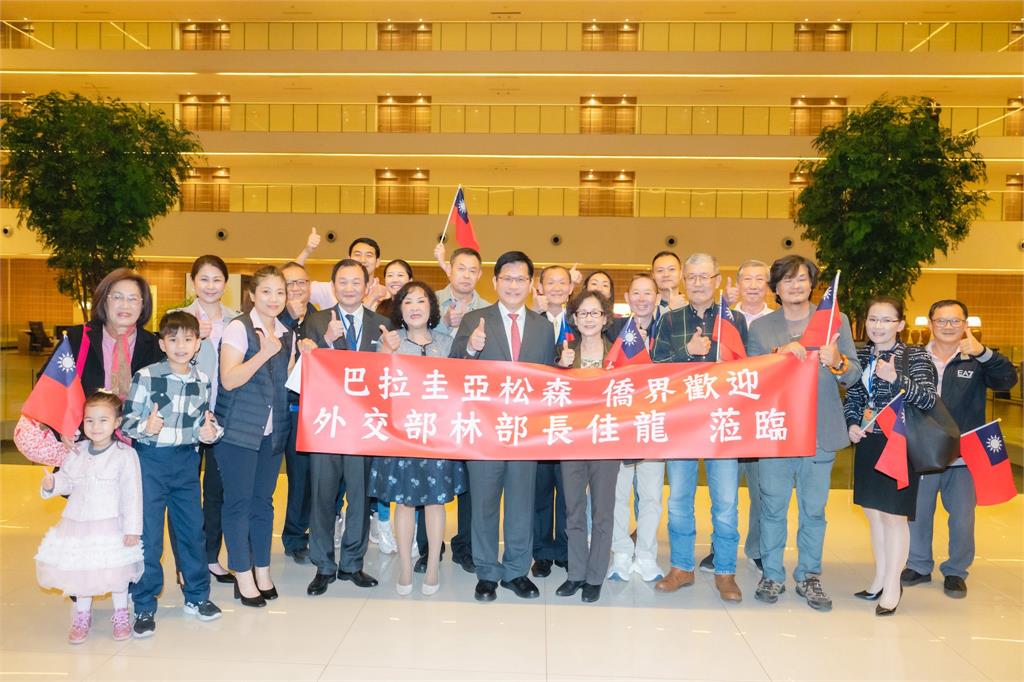 快新聞/33小時長途航行!林佳龍率團飛抵巴拉圭 當地主流媒體密切關注