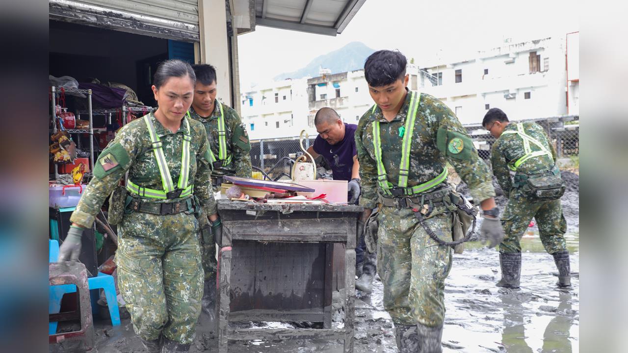 快新聞／全力救災！第2作戰區派上千官兵深入光復鄉　進民宅搬廢棄物