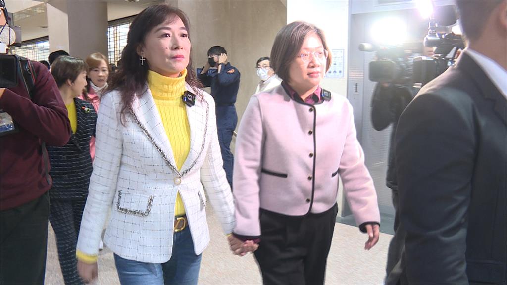 徐巧芯比不雅手勢陳玉珍鋼鞋踹人 //李坤城、陳培瑜通通要提告