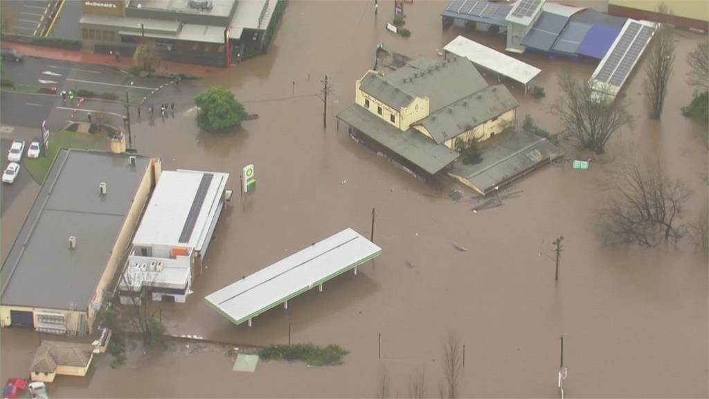 淹到只剩屋頂！　雪梨下豪雨　數千人被迫撤離