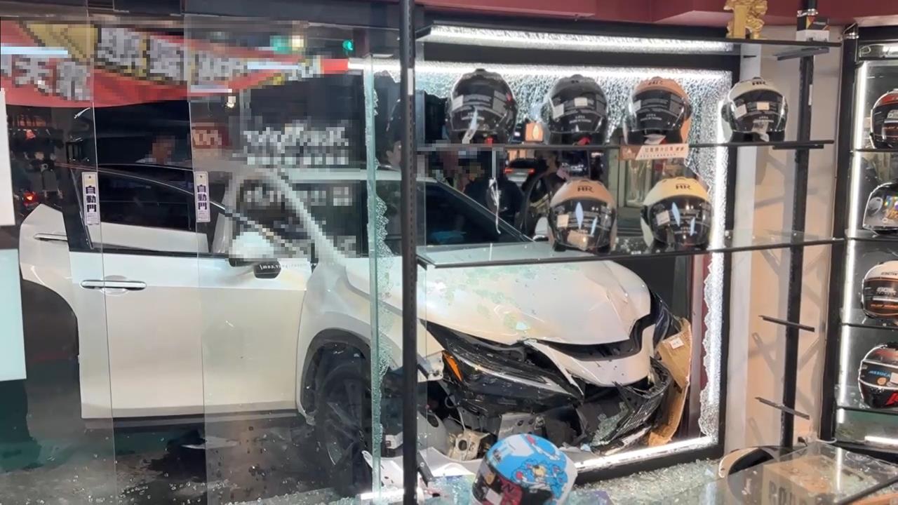 快新聞／又是毒駕！桃園白車失控撞安全帽店　車上驚見一堆「喪屍煙彈」