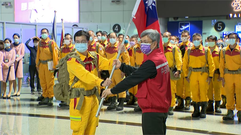 台灣90人第二批特搜隊出發　陳建仁親授旗送機