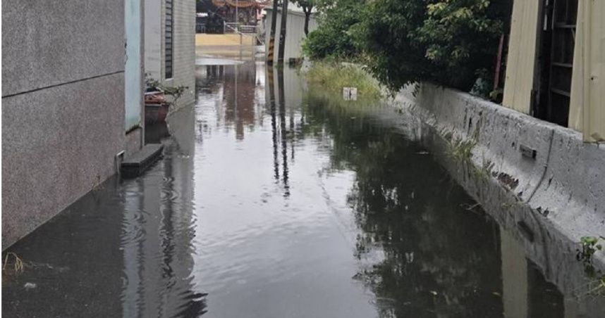 風雨狂轟屏東傳災情！道路驚見水淹15公分高、巨型看板壓毀2車