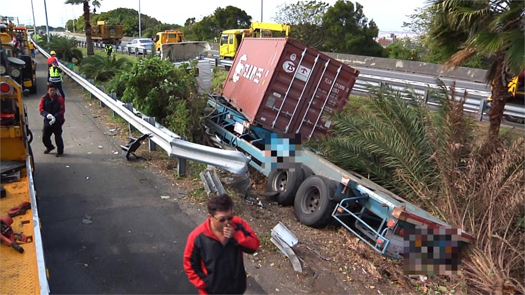 拖車救國道爆胎自小客 遭貨櫃車追撞釀兩傷