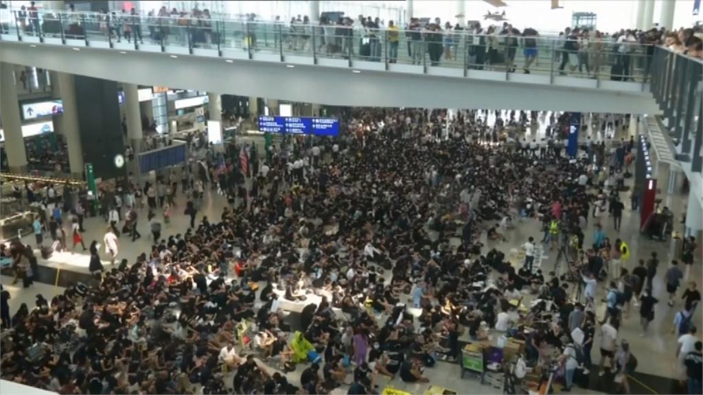反送中／香港「萬人接機」抗爭 林鄭月娥回應：不讓步