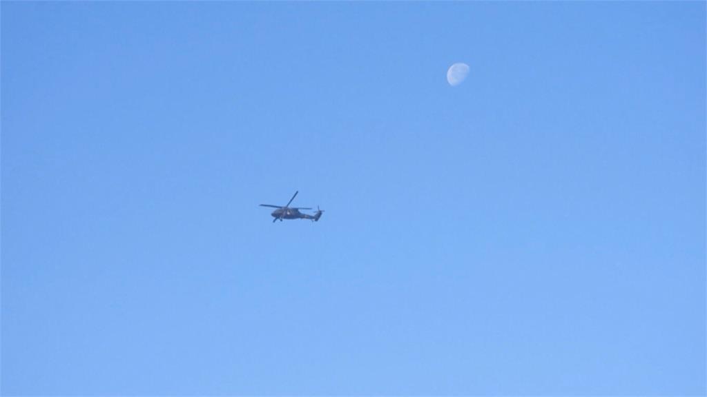 黑鷹直升機與F16同框「白晝之月」攝影師捕捉下難得瞬間