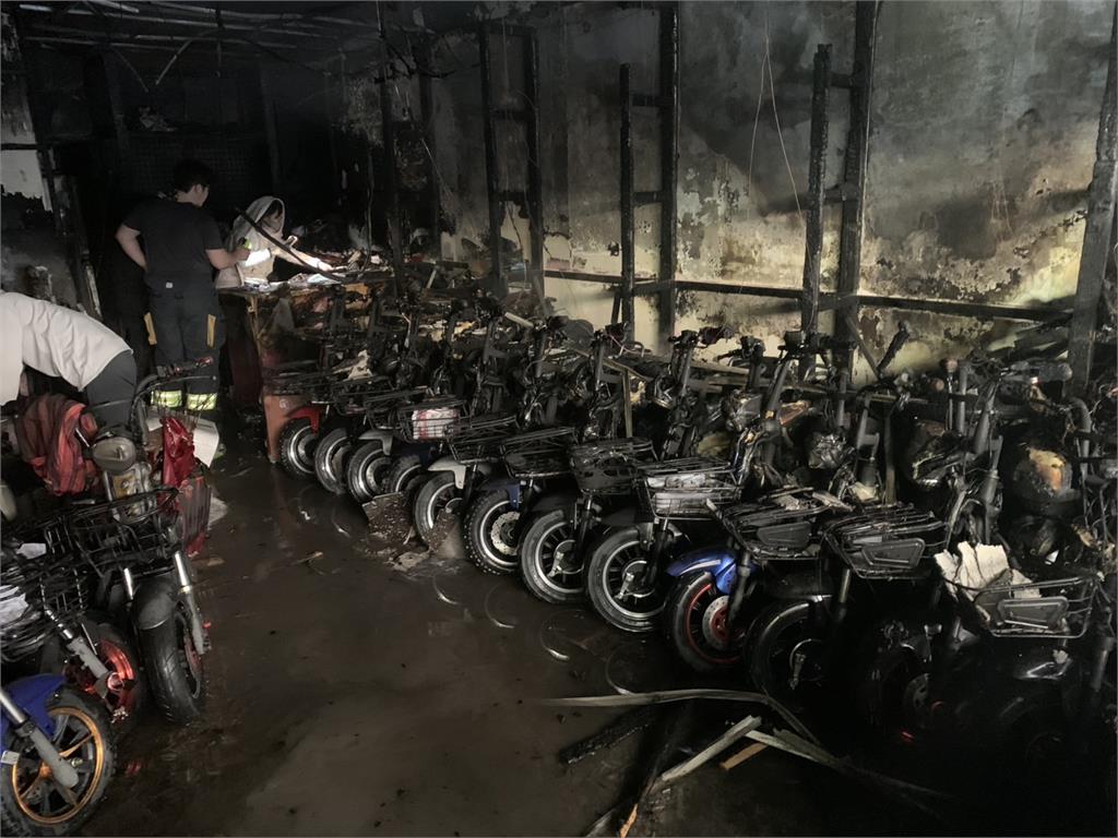 快新聞／初一祝融！新莊電動腳踏車行竄火舌　50車遭燒毀、急疏散29人