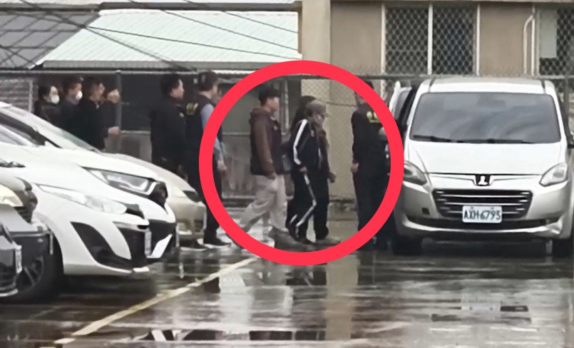 快新聞／小微現身了！被送往桃機畫面曝　八炯、閩南狼喊：一路走好別再回來了