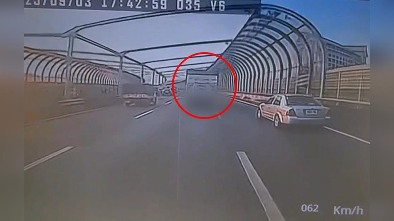 私中校車台74線疑遇逼車? 貨車撞車後竟肇逃