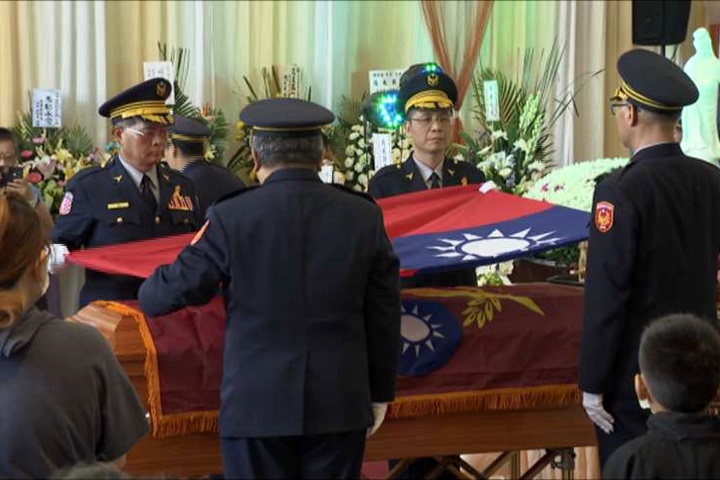 陳啟瑞舉行告別式  國旗和警旗覆蓋靈柩