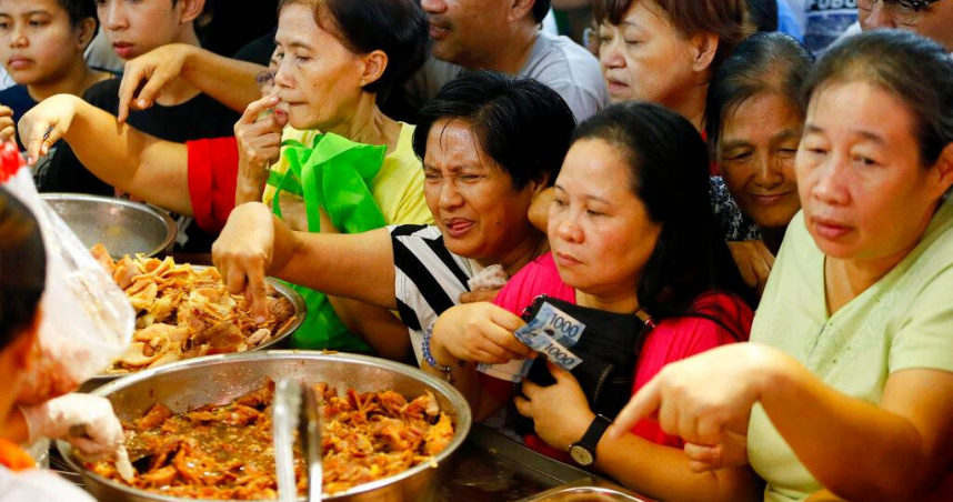 垃圾堆裡撿肉再炸！菲律賓窮人靠「二手炸雞」活命　網紅實地拍攝成雙面刃