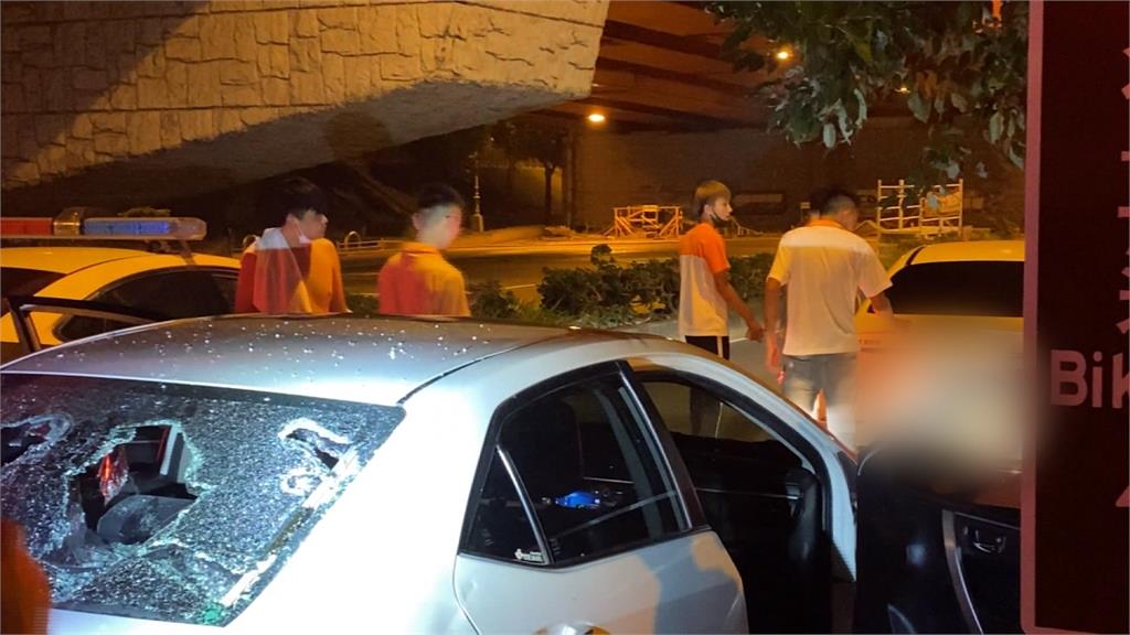 疑尋仇轎車被包抄砸車？警出動快打部隊到場壓制