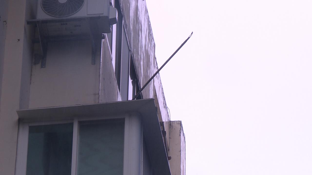 薔琵颱風過境北市多處釀災！　太陽能板砸路車、鋼筋插進民宅