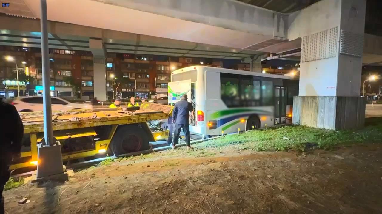 快新聞／超扯！新北公車誤闖機車道　上班族「卡死路中」有家歸不得