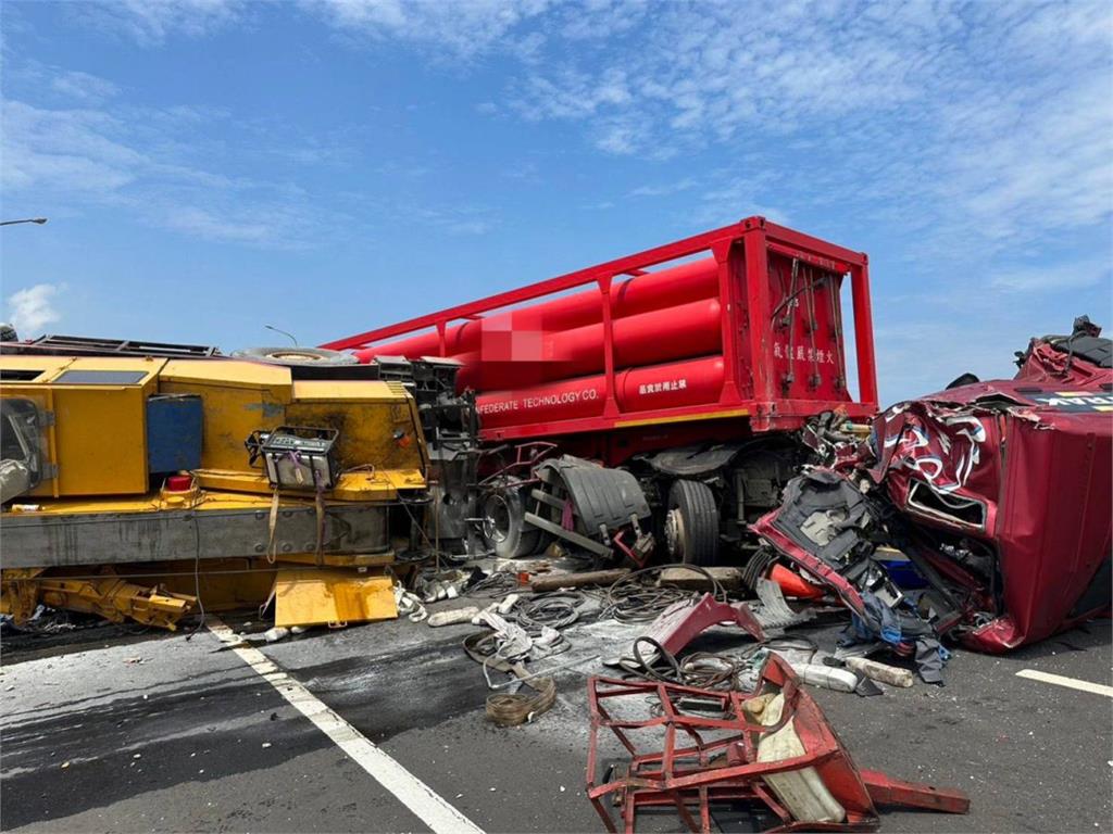 吊車違規上台61快速道路　遭氫氣槽車撞翻