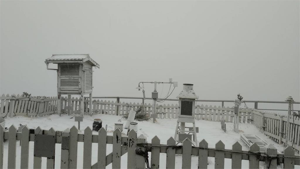 快新聞／3月雪！ 玉山氣象站今晨一片銀白 下一小時積雪1公分