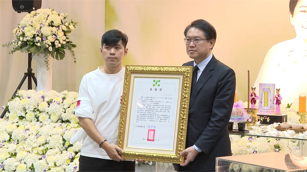 台北市議員許家蓓今告別式 吳沛憶捧斗悼念送最後一程