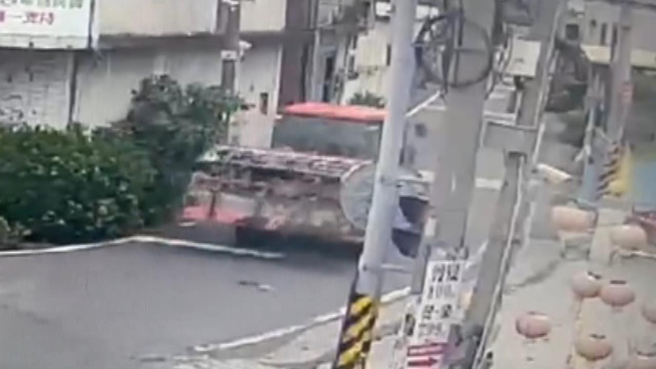 無牌耕耘車擦撞路邊車輛　警到場檢測駕駛竟酒駕