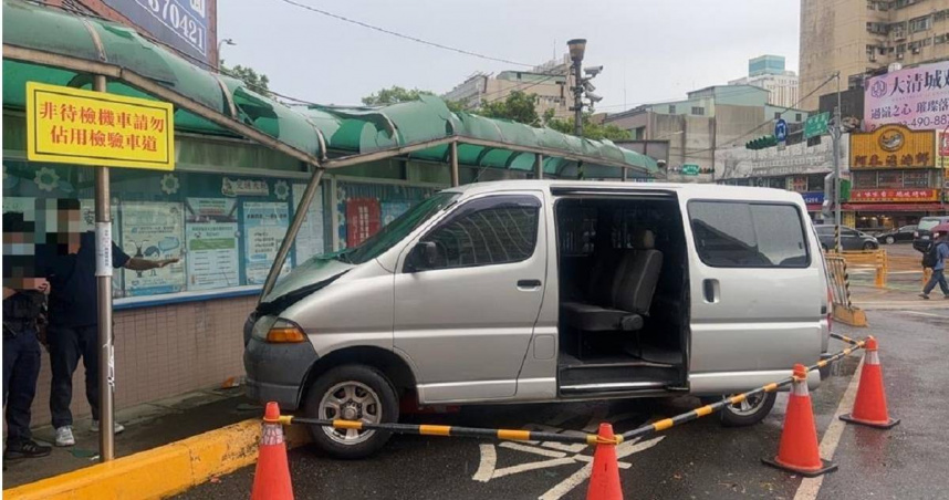 64歲駕訓班教練誤踩油門暴衝撞車　2乘客輕傷送醫