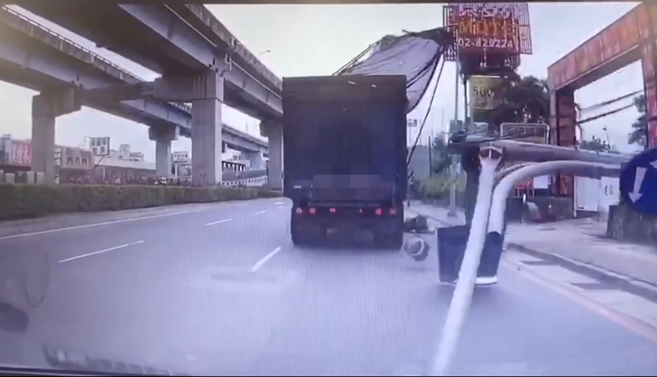 快新聞／貨車後斗帆布忘了收  網住紅綠燈扯斷號誌桿