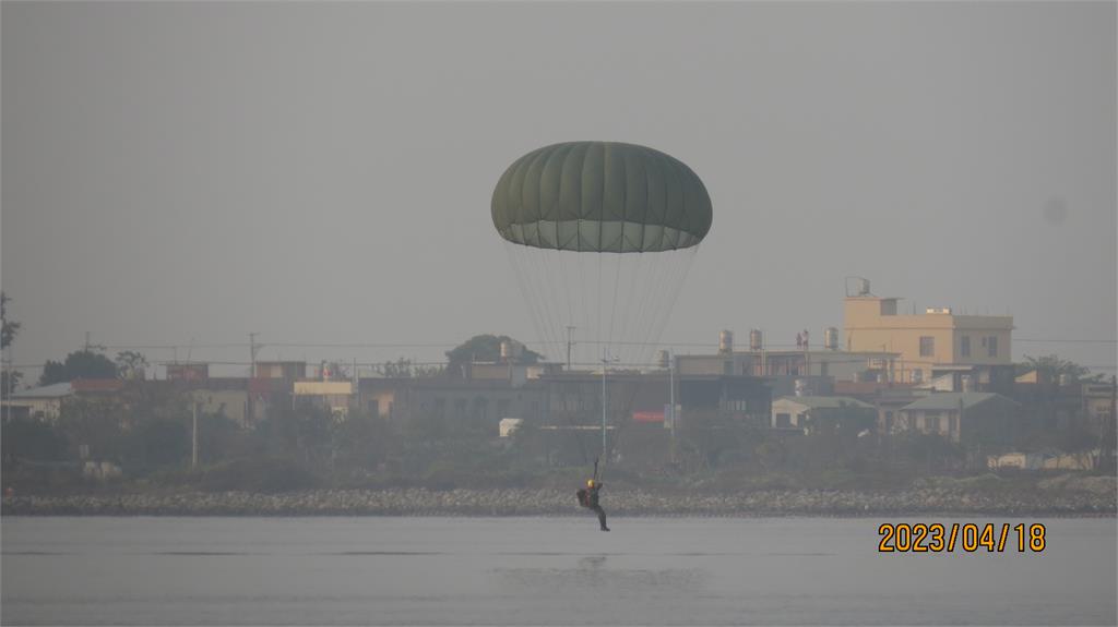 快新聞／陸軍航特部大鵬灣傘訓畫面曝！ 傘兵空降海面超壯觀