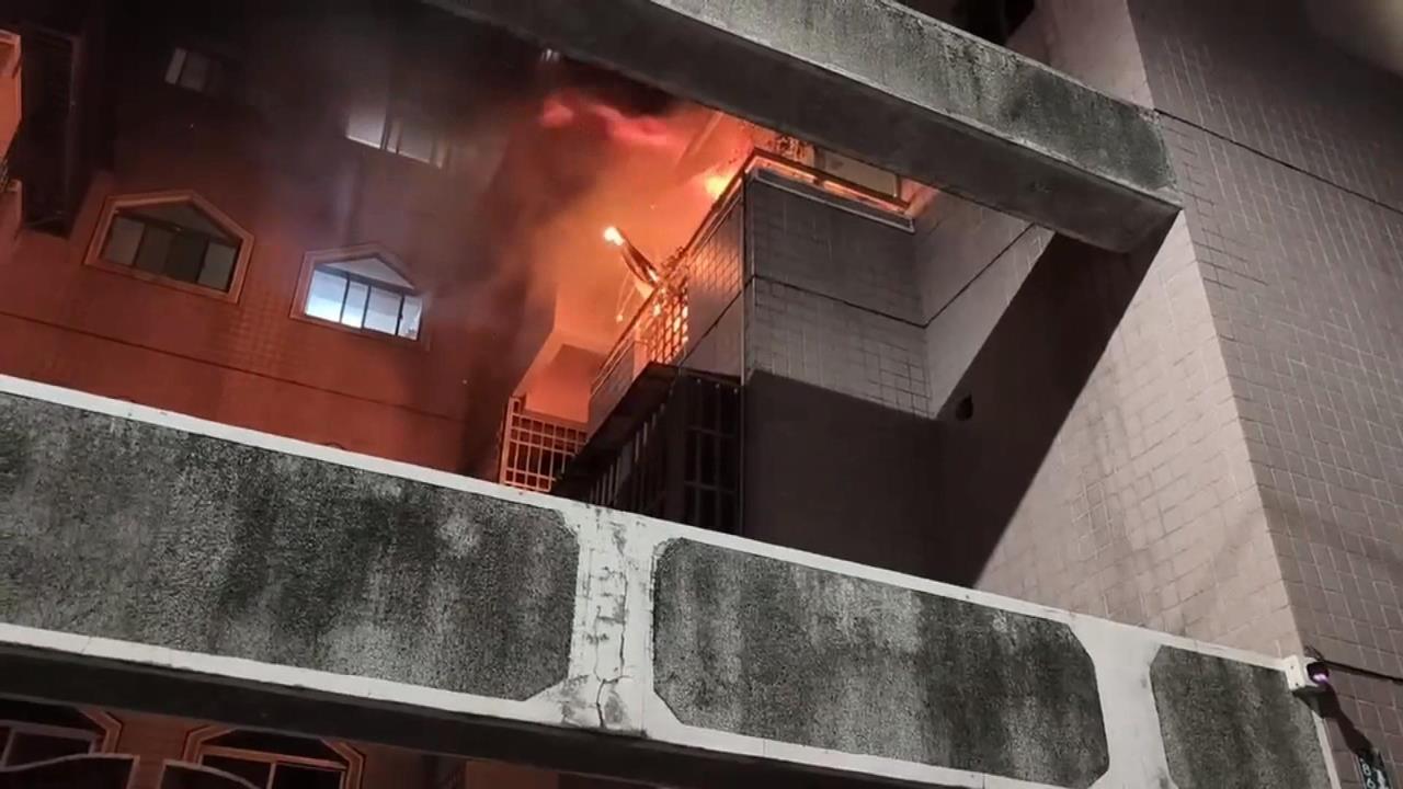 嘉義集合住宅火警!三大三小受困陽台 消防隊出動雲梯車馳援