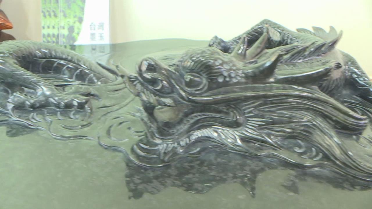台灣墨玉透光有磁性　藝術家收集製成茶盤當傳家寶