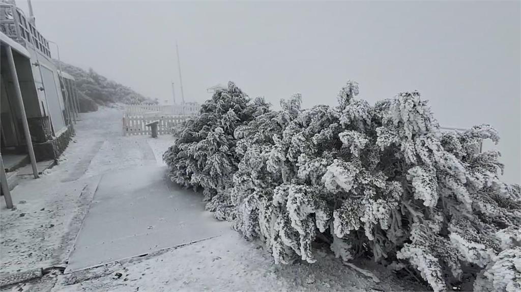 快新聞／積雪達0.5公分！強烈大陸冷氣團籠罩　玉山一早降雪45分鐘