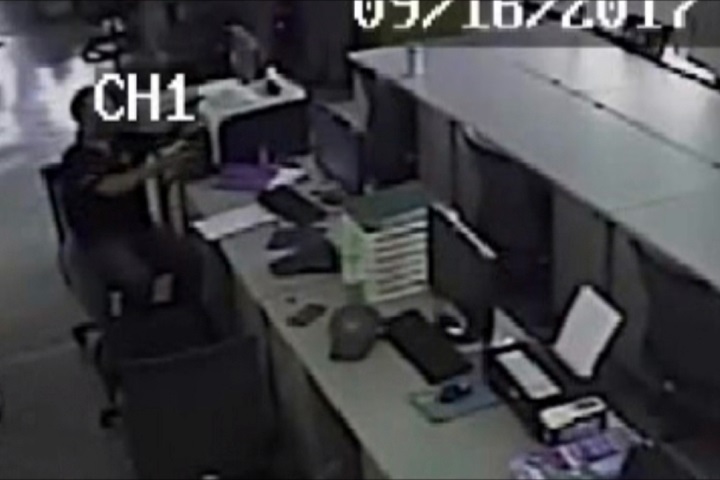 太歲爺頭上動土！男子報案竟摸走警用電腦