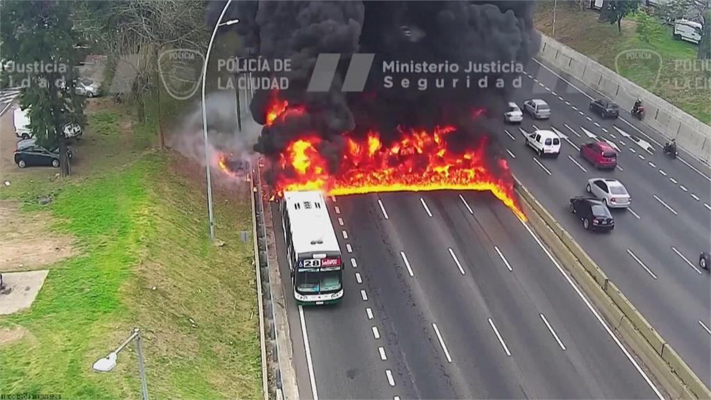阿根廷首都火燒公車　驚險一瞬全都錄