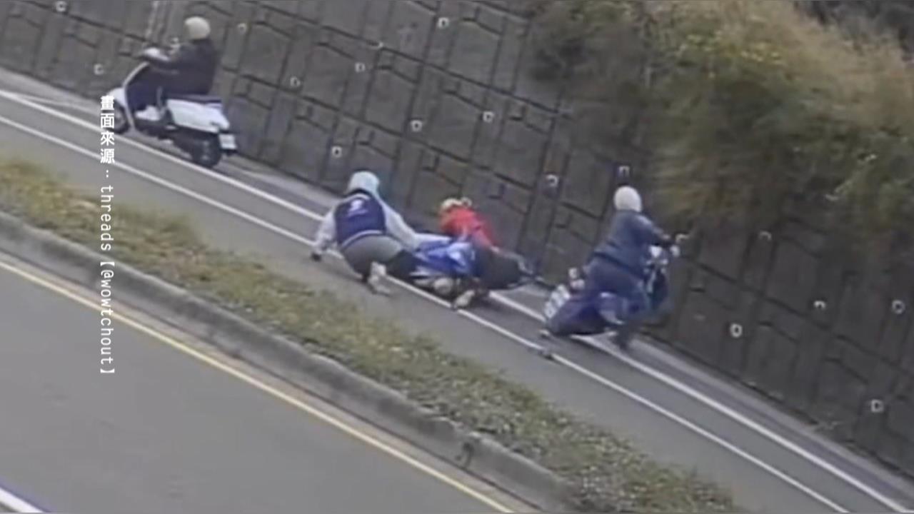 台南東區2機車擦撞事故　熱心民眾扶起機車　後果...添亂幫倒忙？