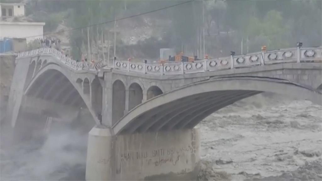 熱浪提前報到　巴基斯坦冰河湖潰決沖毀大橋