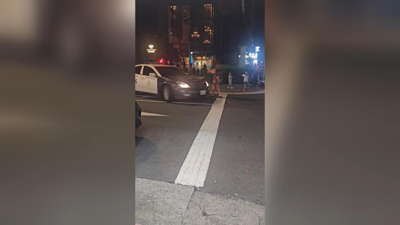 情侶酒後吵架！女報警求助　男友「肉身擋警車」挑釁